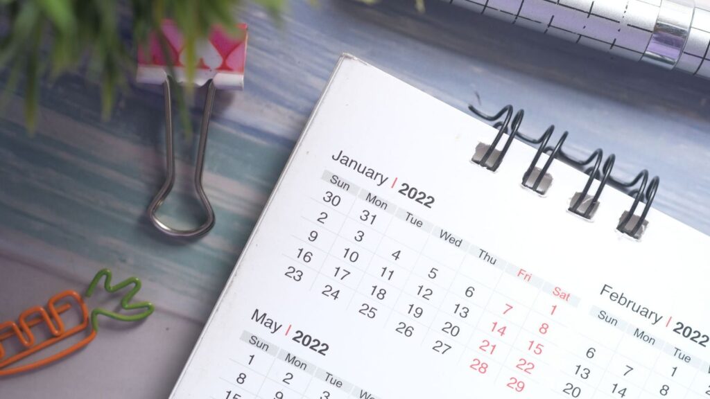 Desk calendar with dates circled, used to count the weeks since a possible HIV exposure