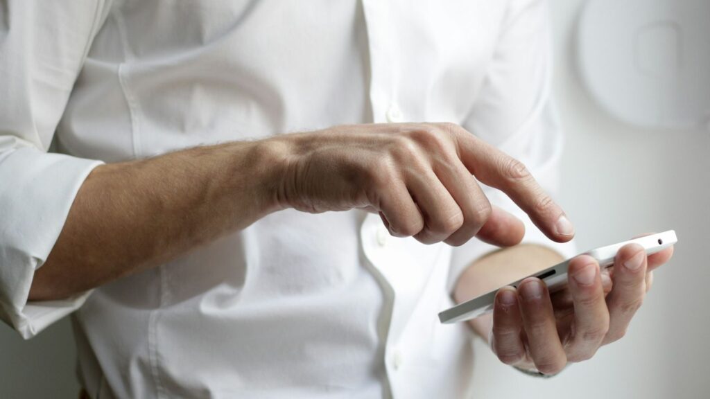 Person setting a daily reminder on a smartphone to help complete a 28-day PEP course